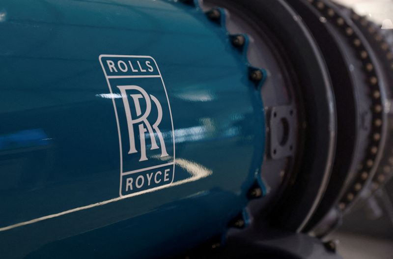 &copy; Reuters. La signalétique de Rolls Royce est visible sur la maquette d'un moteur au salon international de l'aéronautique de Farnborough, à Farnborough. /Photo prise le 20 juillet 2022/REUTERS/Peter Cziborra
