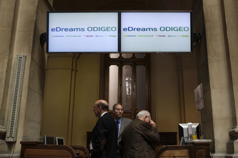 © Reuters. FOTO DE ARCHIVO. Operadores miran pantallas de ordenador durante el debut en bolsa de la empresa española de viajes eDreams Odigeo en Madrid. 8 de abril de 2014. REUTERS/Andrea Comas