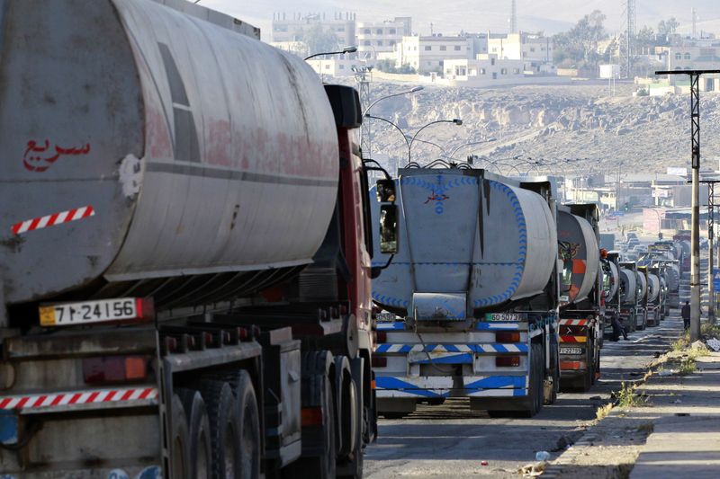 © Reuters. شاحنات تنتظر تفريغ النفط الخام في مدينة الزرقاء بالأردن. صورة من أرشيف رويترز.