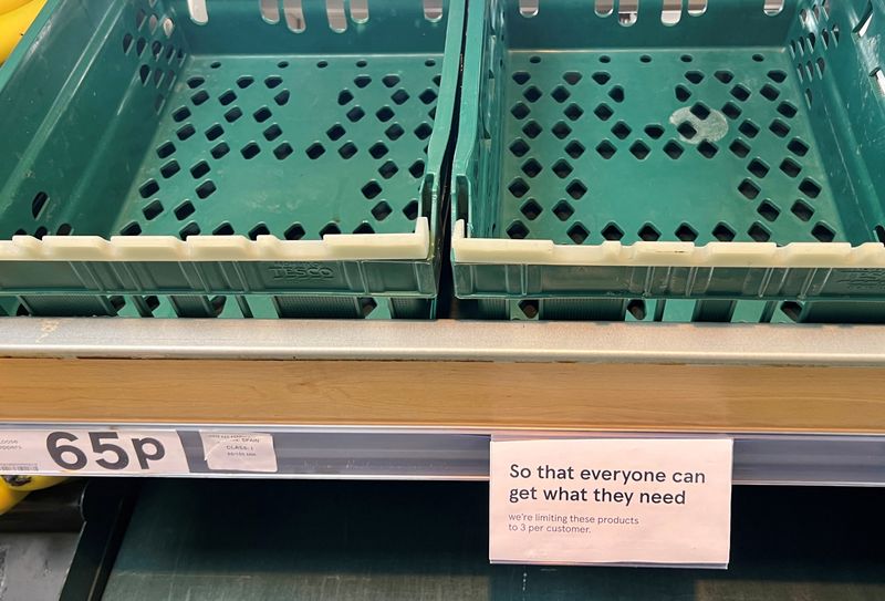 &copy; Reuters. Un panneau limitant les clients à trois articles chacun est visible à côté de boîtes vides dans le rayon des tomates et des poivrons d'un supermarché Tesco, à Manchester, en Grande-Bretagne. /Photo prise le 22 février 2023/REUTERS/Phil Noble