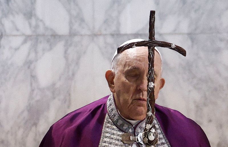 &copy; Reuters. Papa Francisco na missa de Quarta-Feira de Cinzas em basílica de Roma
22/02/2023
REUTERS/Guglielmo Mangiapane
