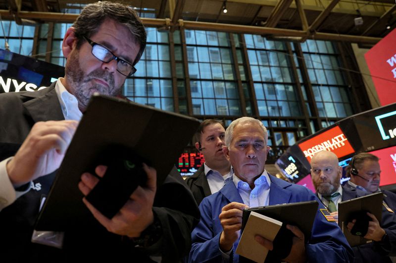 &copy; Reuters. Des traders travaillent sur le parquet de la bourse de New York (NYSE) à New York, aux États-Unis. /Photo prise le 17 février 2023/REUTERS/Brendan McDermid