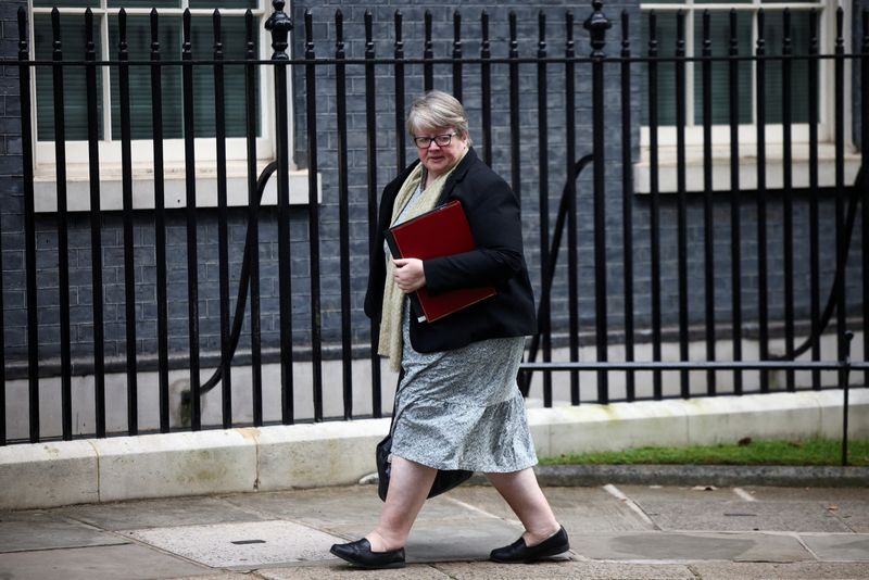 &copy; Reuters. FOTO DE ARCHIVO: La secretaria de Estado británica de Medio Ambiente, Alimentación y Asuntos Rurales, Therese Coffey, camina por Downing Street en Londres, Reino Unido. 17 de enero, 2023. REUTERS/Henry Nicholls/Archivo
