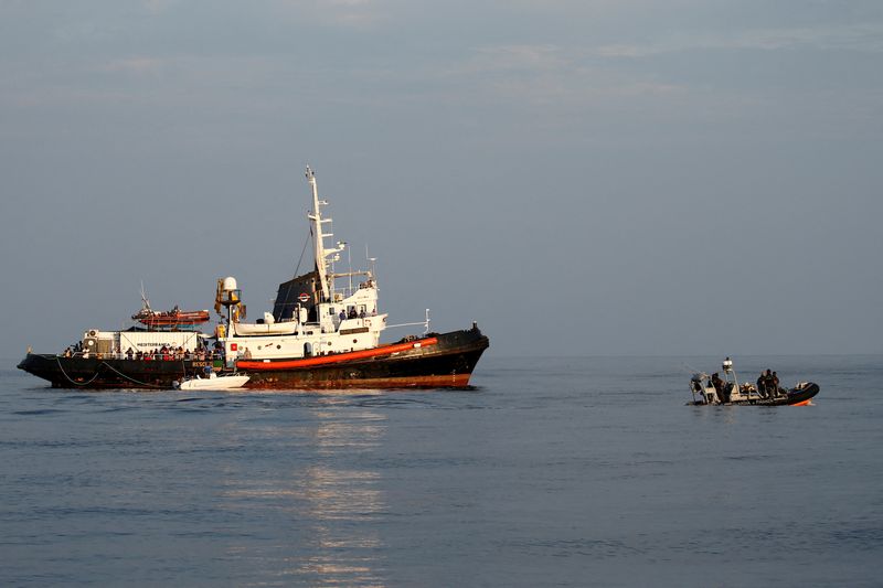 &copy; Reuters. FOTO DE ARCHIVO: Una embarcación hinchable de casco rígido de la Policía Fiscal italiana patrulla cerca del barco Mare Jonio, operado por la organización de ayuda humanitaria Mediterranea Saving Humans, y del barco de rescate de migrantes 'Alan Kurdi'