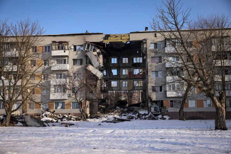 &copy; Reuters. FOTO DE ARCHIVO: Una vista general muestra un edificio de apartamentos dañado por un ataque militar ruso, en medio del ataque de Rusia a Ucrania, en la ciudad de Bajmut en la región de Donetsk, Ucrania. 19 de febrero, 2023. REUTERS/Yevhen Titov/Archivo