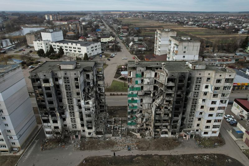 &copy; Reuters. FOTO DE ARCHIVO. Una vista general muestra el edificio de apartamentos de Veronika Krasevych, una niña ucraniana de 11 años, destruido por un ataque militar ruso en la ciudad de Borodianka durante la invasión rusa de Ucrania, el 16 de febrero de 2023. 