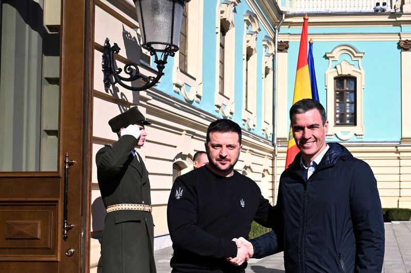 &copy; Reuters. El presidente de Ucrania, Volodímir Zelenski, y el presidente del Gobierno español, Pedro Sánchez, se dan la mano durante una reunión, en medio del ataque de Rusia a Ucrania, en Kiev, Ucrania. 23 de febrero, 2023. Palacio de la Moncloa/Borja Puig de l