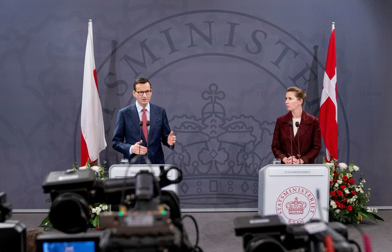 &copy; Reuters. رئيس الوزراء البولندي ماتيوش مورافيتسكي خلال مؤتمر صحفي مع نظيره الدنمركي في كوبنهاجن يوم الخميس. صورة من سكانبكس.