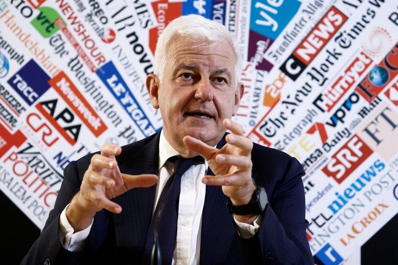 &copy; Reuters. FILE PHOTO: Leonardo CEO Alessandro Profumo gestures as he speaks to reporters at the foreign press association in Rome, Italy, April 12, 2022. REUTERS/Guglielmo Mangiapane