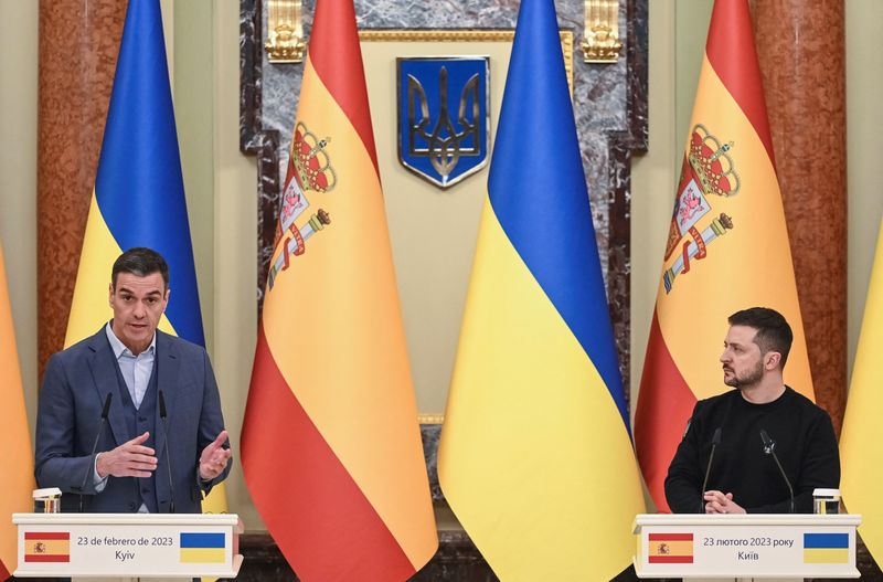 &copy; Reuters. El presidente de Ucrania, Volodímir Zelenski, y el presidente del Gobierno español, Pedro Sánchez, asisten a una rueda de prensa conjunta, en medio del ataque de Rusia a Ucrania, en Kiev, Ucrania. 23 de febrero de 2023. REUTERS/Viacheslav Ratynskyi