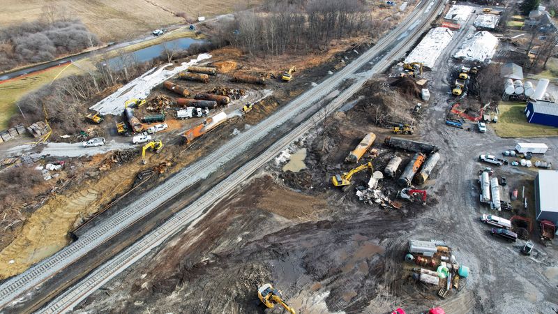 © Reuters. A general view of the site of the derailment of a train carrying hazardous waste in East Palestine, Ohio, U.S., February 23, 2023. REUTERS/Alan Freed