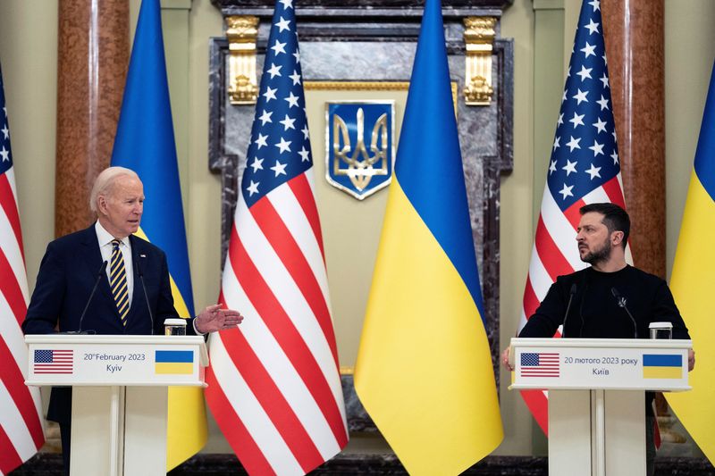 &copy; Reuters. الرئيس الأمريكي جو بايدن خلال اجتماع مع الرئيس الأوكراني فولوديمير زيلينسكي في كييف يوم 20 فبراير شباط 2023. صورة لرويترز من ممثل لوكالات الأن