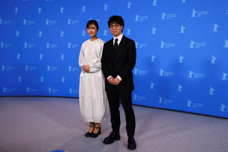 &copy; Reuters. Diretor Makoto Shinkai e atriz Nanoka Hara posam para fotos na Berlinale
23/02/2023
REUTERS/Nadja Wohlleben