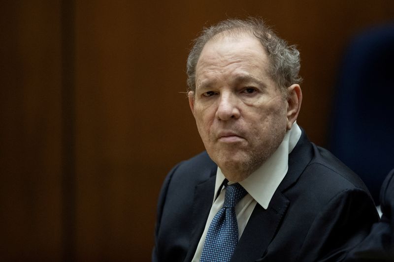 &copy; Reuters. L'ancien producteur de films Harvey Weinstein devant un tribunal de Los Angeles, en Californie. /Photo prise le 04 octobre 2022/REUTERS/ Etienne Laurent