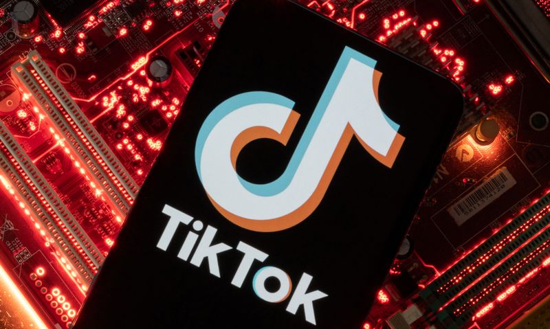 © Reuters. A smartphone with a displayed TikTok logo is placed on a computer motherboard in this illustration taken February 23, 2023. REUTERS/Dado Ruvic/Illustration