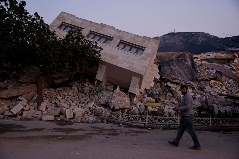 &copy; Reuters. トルコ南部のシリア国境近くで６日に発生した大地震による両国の死者が２３日、合わせて約５万人となった。（２０２３年　ロイター／Clodagh Kilcoyne）