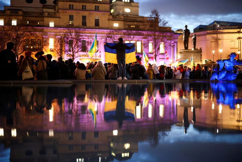 &copy; Reuters. FILE PHOTO: People attend a vigil for Ukraine held on the anniversary of the conflict with Russia, at Trafalgar Square in London, Britain February 23, 2023. REUTERS/Henry Nicholls/File Photo