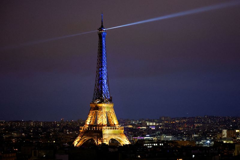 &copy; Reuters. برج إيفل مضاء باللونين الأزرق والأصفر لإحياء السنوية الأولى لغزو روسيا لأوكرانيا في باريس يوم الخميس. تصوير: سارة ميسونير - رويترز.