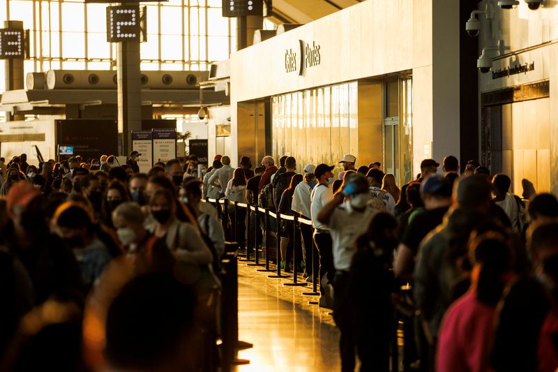 &copy; Reuters. FILE PHOTO: Travellers crowd the security queue in the departures lounge at the start of the Victoria Day holiday long weekend at Toronto Pearson International Airport in Mississauga, Ontario, Canada, May 20, 2022.  REUTERS/Cole Burston/File Photo