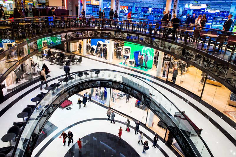 &copy; Reuters. FILE PHOTO: People walk through the Mall of Berlin shopping centre during its opening night in Berlin, September 24, 2014.  REUTERS/Thomas Peter/