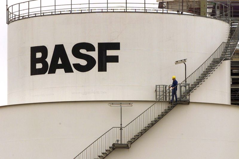 &copy; Reuters. Photo d'archives : Un ouvrier descend les escaliers d'un réservoir de stockage de l'usine chimique BASF dans la ville de Schwarzheide, dans l'est de l'Allemagne. /Photo prise le 10 octobre 2000/REUTERS