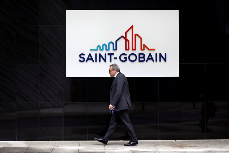 &copy; Reuters. Un homme passe devant le logo de Saint-Gobain au siège de l'entreprise dans le quartier d'affaires de La Défense à Courbevoie. /Photo prise le 14 mai 2018/ REUTERS/Charles Platiau