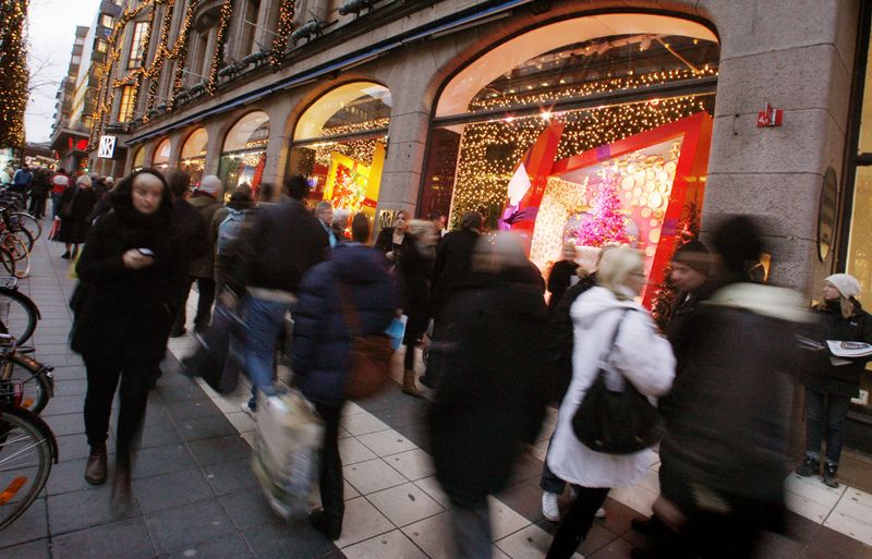 &copy; Reuters. FILE PHOTO: People walk past Christmas window displays at a department store in downtown Stockholm November 28, 2008. REUTERS/Bob Strong 