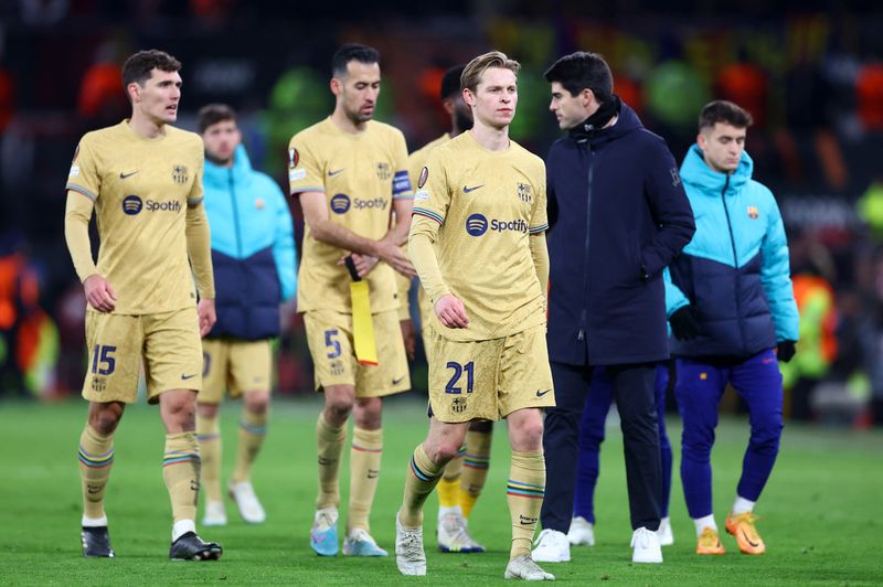 &copy; Reuters. Varios jugadores del Fútbol Club Barcelona tras su derrota en el partido de la Liga Europa disputado contra el Manchester United en el estadio Old Trafford de Mánchester, Reino Unido, el 23 de febrero de 2023. REUTERS/Carl Recine