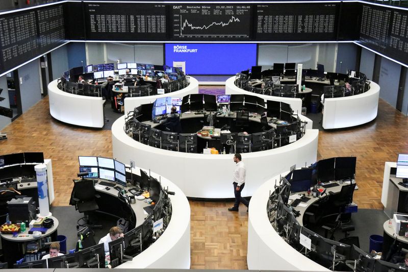 &copy; Reuters. شاشة إلكترونية تظهر حركة تداول الأسهم على مؤشر داكس الألماني يوم الخميس.  تصوير : رويترز .  