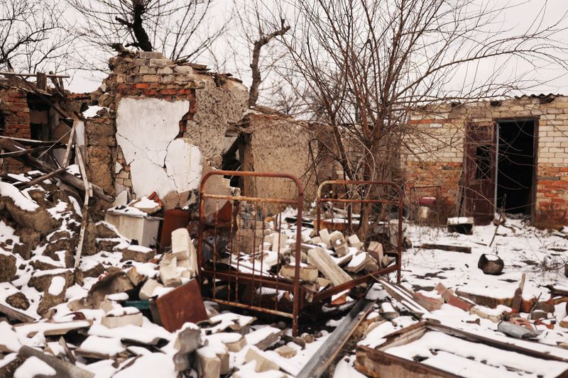 © Reuters. FILE PHOTO: A bed is pictured in a house destroyed during the months of Russian occupation in the village of Posad-Pokrovske, amid Russia's invasion of Ukraine, northwest of the city of Kherson, Ukraine January 30, 2023. REUTERS/Nacho Doce/File Photo