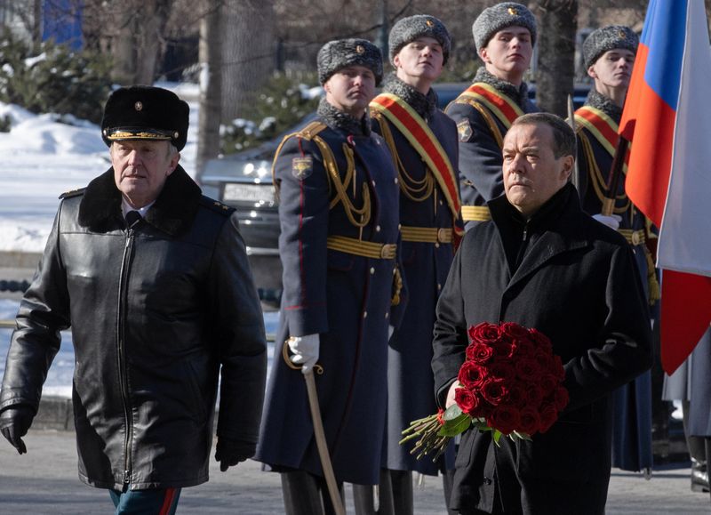 &copy; Reuters. نائب رئيس مجلس الأمن الروسي دميتري ميدفيديف يشارك في مراسم وضع إكليل من الزهور على قبر الجندي المجهول في موسكو يوم الخميس. صورة لرويترز من و