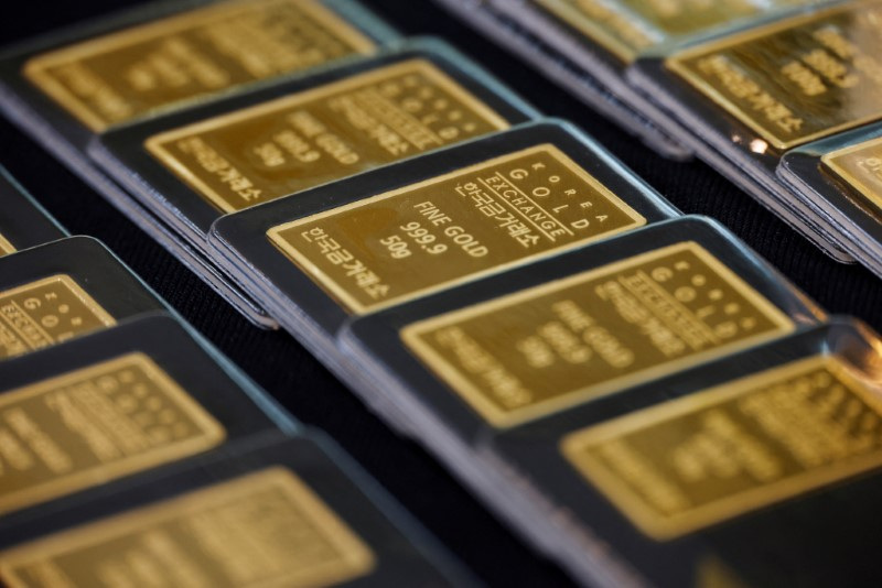 &copy; Reuters. FOTO DE ARCHIVO: Lingotes de oro expuestos en la Bolsa de Oro de Corea del Sur en Seúl, Corea del Sur. 6 de agosto, 2020. REUTERS/Kim Hong-Ji/Archivo.