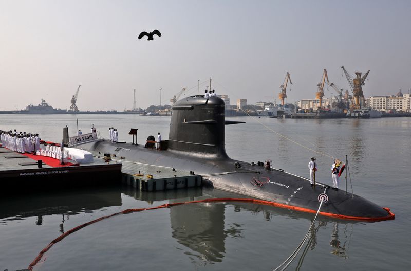 &copy; Reuters. Des officiers de la marine indienne se tiennent debout sur l'INS Vagir, le cinquième sous-marin du projet 75, lors de sa cérémonie de mise en service à l'arsenal naval de Mumbai, en Inde. /Photo prise le 23 janvier 2023/REUTERS/Niharika Kulkarni