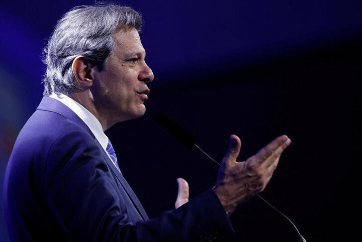 &copy; Reuters. FOTO DE ARCHIVO. El ministro de Hacienda de Brasil, Fernando Haddad, habla durante una ceremonia en una reunión de los gerentes de la red de servicios del banco público Caixa Economica Federal en Brasilia, Brasil, el 7 de febrero de 2023. REUTERS/Adrian