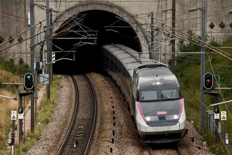 &copy; Reuters. Un train à grande vitesse TGV inOui est vu sur une voie ferrée à l'extérieur de Villebon-Sur-Yvette, près de Paris, en France. /Photo prise le 1er août 2022/REUTERS/Benoit Tessier/File Photo