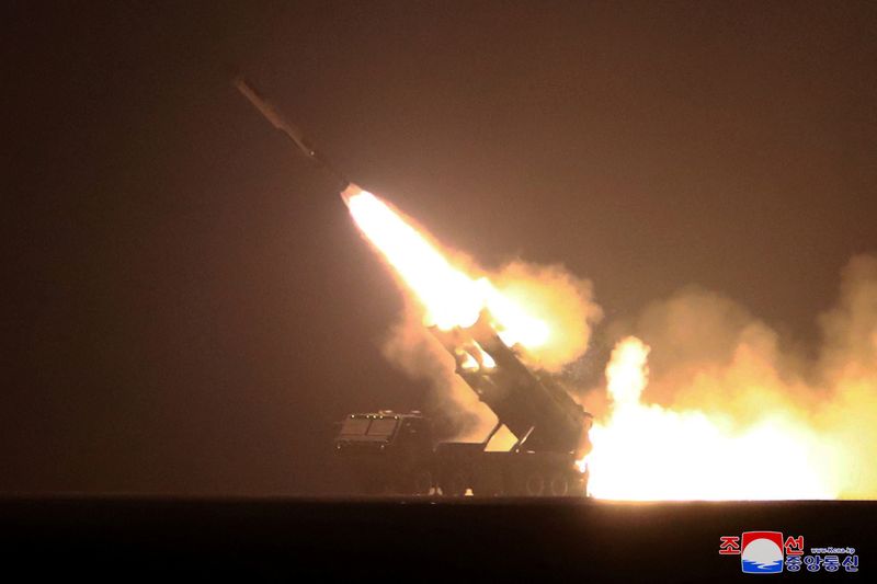 &copy; Reuters. Lançamento de míssil estratégico de cruzeiro em foto divulgada pela agência de notícias estatal da Coreia do Norte KCNA
24/02/2023 KCNA via REUTERS