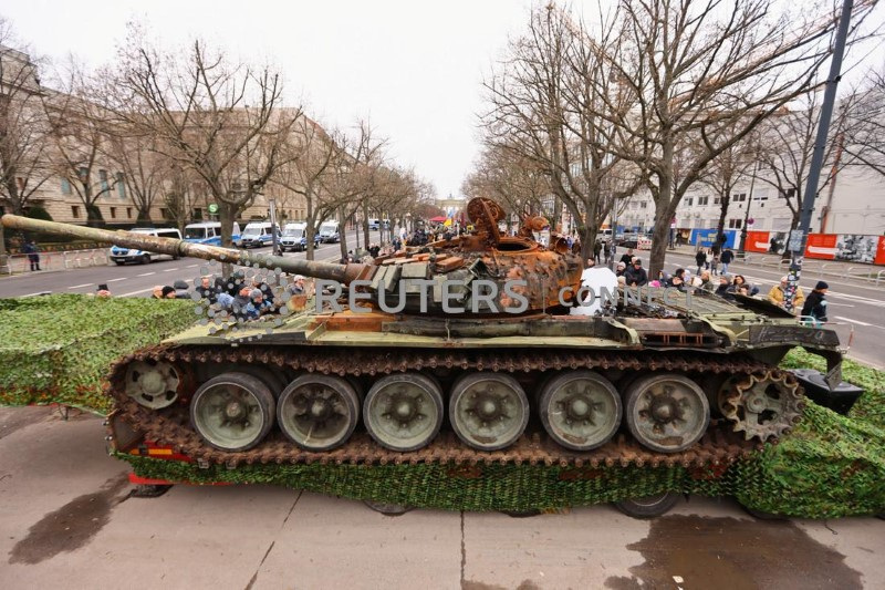 &copy; Reuters. I resti di un carro armato T-72 B1 russo, distrutto vicino al villaggio di Dmytrivka, nei pressi di Kiev, parcheggiati di fronte all'ambasciata russa a Berlino. 24 febbraio 2023.  REUTERS/Fabrizio Bensch
