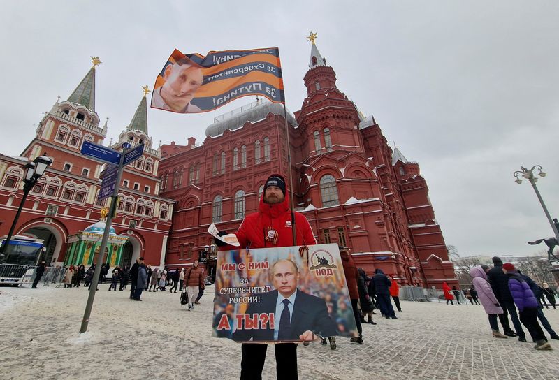 © Reuters. A supporter of Russian President Vladimir Putin distributes newspapers on the first anniversary of the beginning of Russia's military campaign in Ukraine, near the State Historical Museum in central Moscow, Russia, February 24, 2023.   REUTERS/Shamil Zhumatov