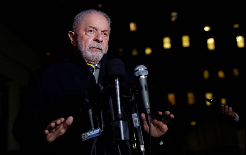 © Reuters. Presidente do Brasil, Luiz Inácio Lula da Silva, fala com repórteres em frente à Casa Branca 
10/02/2023
REUTERS/Evelyn Hockstein