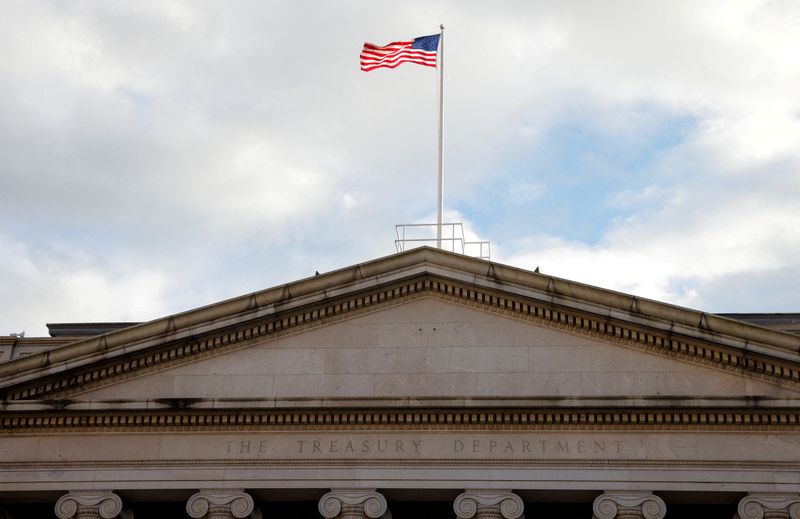 &copy; Reuters. FOTO DE ARCHIVO: La bandera estadounidense ondea sobre el edificio del Departmento del Tesoro de Estados Unidos en Washington, Estados Unidos. 20 de enero, 2023. REUTERS/Jim Bourg/Archivo