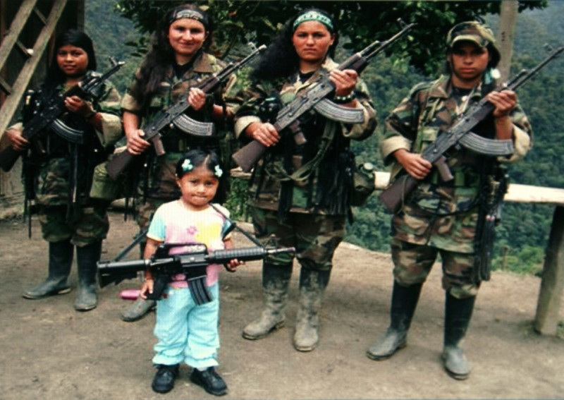 &copy; Reuters. Rebeldes das Farc posam com menina não identificada no sul da Colômbia
25/10/2008
REUTERS/Polícia Nacional