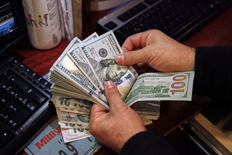 &copy; Reuters. A money changer counts U.S. dollar banknotes at a currency exchange office in Ankara, Turkey November 11, 2021. REUTERS/Cagla Gurdogan