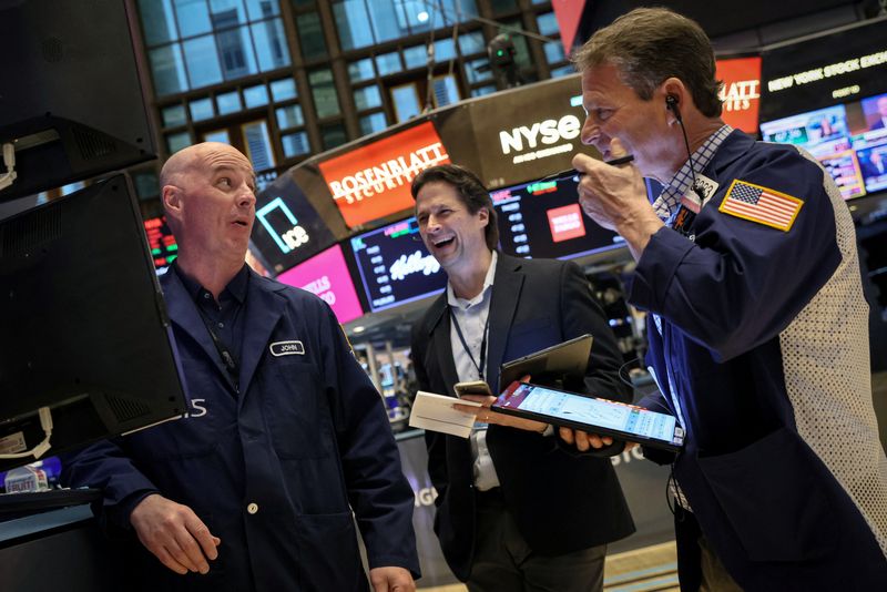 Wall Street cierra con fuerte baja, registra mayor caída semanal del año  Por Reuters