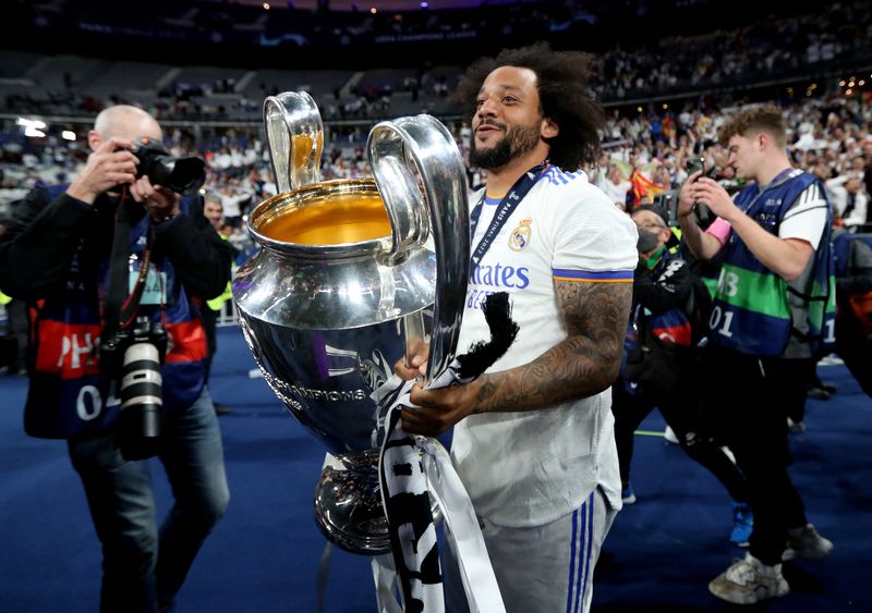 &copy; Reuters. Marcelo com o troféu da Liga dos Campeões conquistado com o Real Madrid em 2022
28/05/2022 REUTERS/Molly Darlington