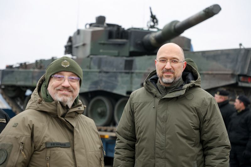 &copy; Reuters. ポーランドのモラウィエツキ首相は２４日、ドイツ製戦車「レオパルト２」４両をウクライナに引き渡したことを明らかにした。写真は２月２４日、ポーランドから引き渡された戦車「レオ
