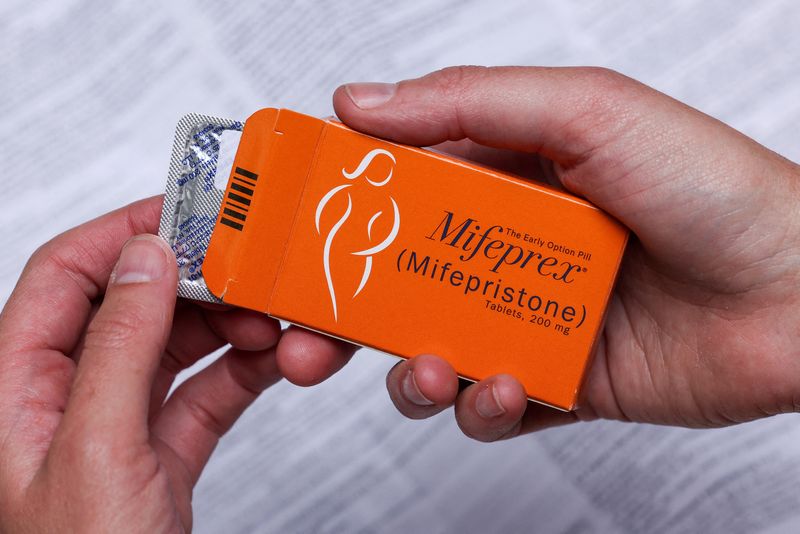 &copy; Reuters. FILE PHOTO: A pack of Mifeprex pills, used to terminate early pregnancies, is displayed in this picture illustration taken May 11, 2022. REUTERS/Caitlin Ochs/Illustration