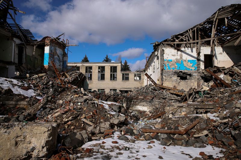 © Reuters. FILE PHOTO: Destroyed buildings in the town of Siversk, amid Russia's attack on Ukraine, in Donetsk region, Ukraine, February 20, 2023. REUTERS/Yevhen Titov/File Photo