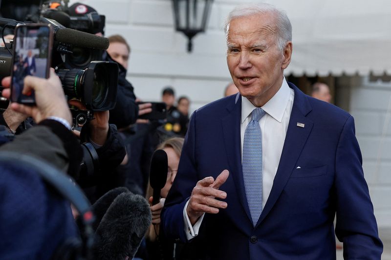 © Reuters. U.S. President Joe Biden speaks to the media before departing the White House for the weekend, in Washington, U.S., February 24, 2023. REUTERS/Evelyn Hockstein
