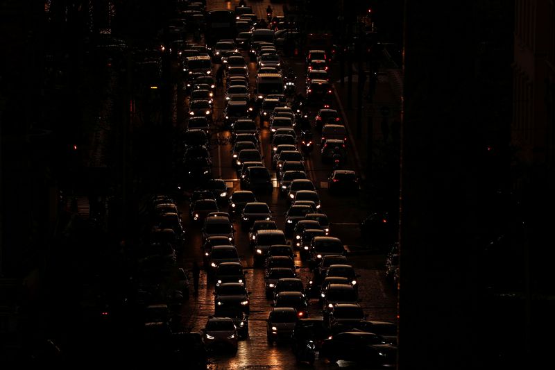 &copy; Reuters. Cars are seen in a traffic jam in Rome, December 23, 2019. Picture taken December 23, 2019. REUTERS/Guglielmo Mangiapane