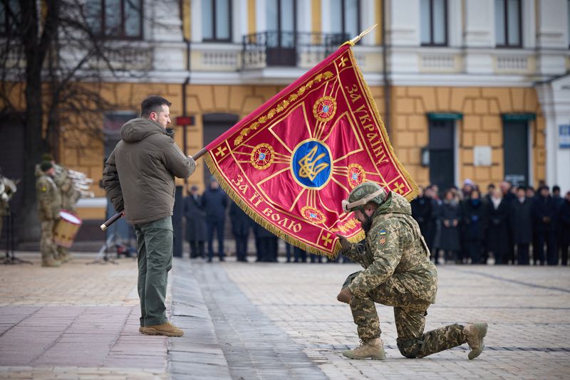 &copy; Reuters. Presidente da Ucrânia, Volodymyr Zelenskiy, entrega bandeira a militar durante cerimônia dedicada ao primeiro aniversário da invasão russa da Ucrânia
24/02/2023
Serviço de Imprensa Presidencial Ucraniano/Divulgação via REUTERS
